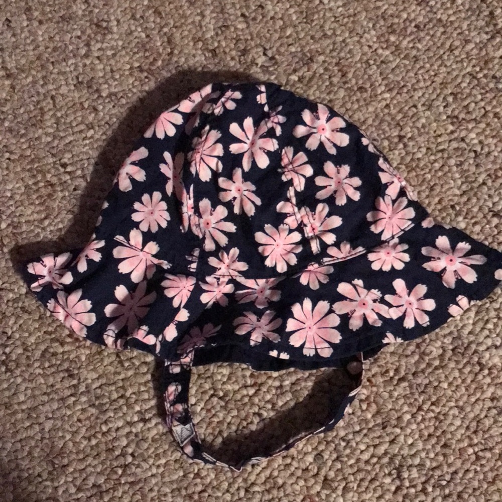 Carter’s 3 month infant girl bucket hat 🌸